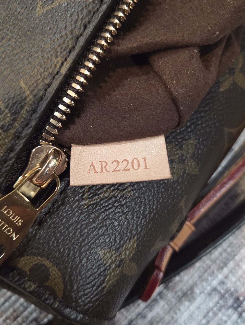 Louis Vuitton Pochette Metis Monogram - Picture 12 of 16